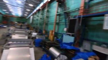 Atölyede metal levha ile üretim hattının üzerinde hareket