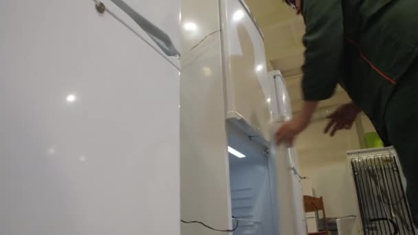 일 꾼들 이 공장에서 새로운 가정용 냉장고 의문을 열다 — 비디오