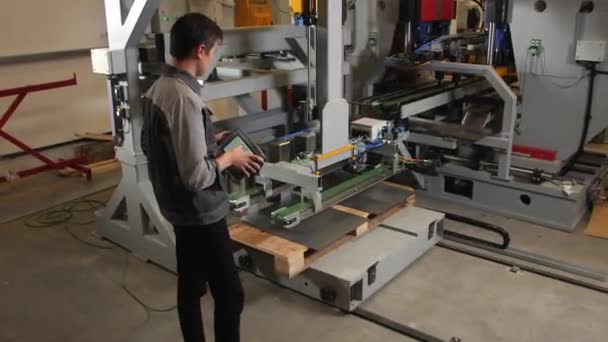 车间用遥控机械吊起金属的工人 — 图库视频影像