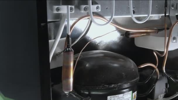 Kühlsystem des modernen Kühlschranks im Pflanzenlager — Stockvideo