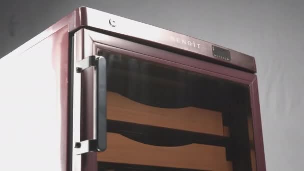 Humidor fridge with wooden racks and glass door in room — Stock Video