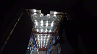 Yapım atölyesine giren işçilerin silueti