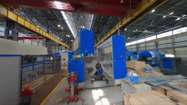 Movimiento a lo largo del taller con compresor de aire montado — Vídeos de Stock