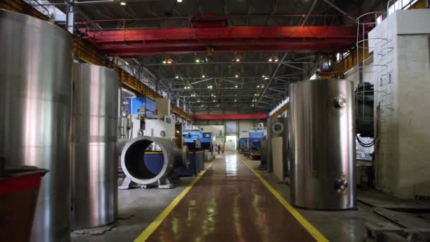 Detalles cilíndricos metálicos de los compresores de aire en taller — Vídeo de stock