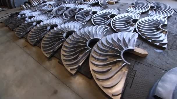 Detalles metálicos de medio círculo de compresores de aire yacen en el suelo — Vídeo de stock