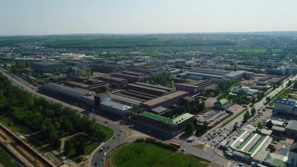 Autopista y cruce de carreteras cerca de gran complejo industrial — Vídeo de stock