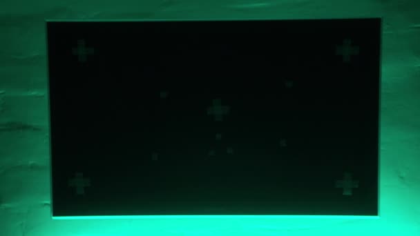 Leerer Bildschirm hängt an weißer Ziegelwand in grüner Farbe — Stockvideo