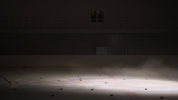 Giocatore di hockey calci disco pattinaggio lungo arena di ghiaccio vuota — Video Stock