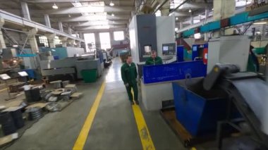 Kompresör fabrikasında ekipman ve işçilerle birlikte hareket