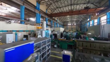 Mühendis makine aracının kontrol paneliyle çalışır