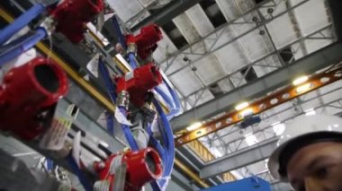 Miğfer bükümlü çalışan atölyedeki santralde vidalanıyor.