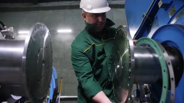 Trabajador calificado conecta piezas de plástico y metal en el taller — Vídeo de stock