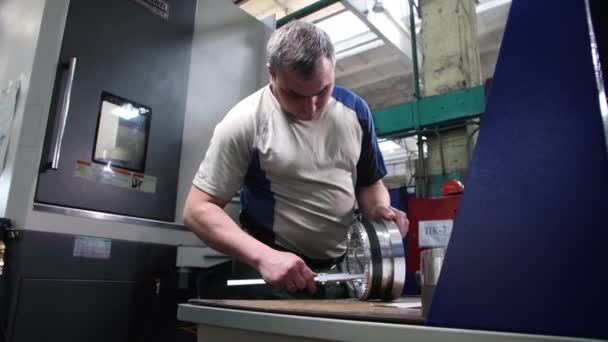 Zaměstnanec měří kovové detaily s posuvným kaliprem v obchodě — Stock video