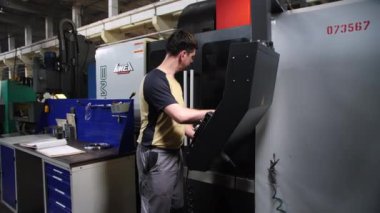 Teknisyen kontrol paneli kullanarak makine aracı ile çalışır