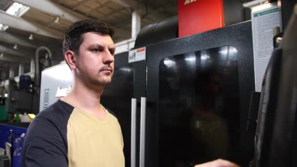 Kontrol paneli kullanan ciddi işçi programları makine aracı — Stok video