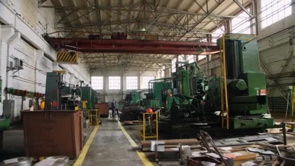 Mozgás a műhely mentén nagy gépek és munkavállalók — Stock videók
