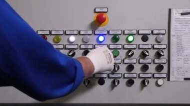 Teknisyen tuşlara basar ve kontrol panelindeki manivelayı açar