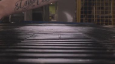 Çalışan, soğutma sisteminin ızgarasını taşıyıcıdan çıkarır.