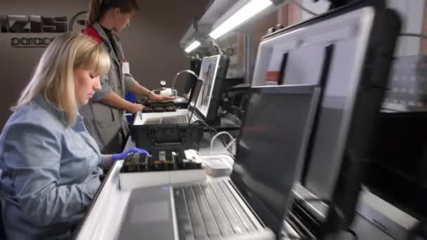 Kobiety testują nowy sprzęt z laptopami w laboratorium medycznym — Wideo stockowe