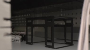 Dükkandaki testlerde esnek düz kablolara bağlı çipler