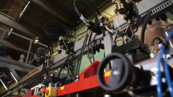 Производственная линия с кнопками труб, подготовленными для работы на заводе — стоковое видео
