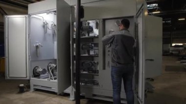 Yetenekli çalışanlar üretim hattının parçalarını birleştiriyor