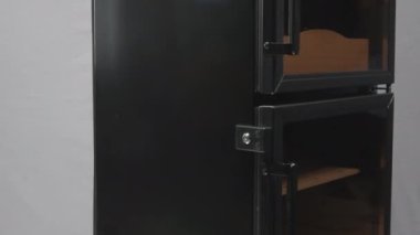 Açık gri üzerinde saydam kapıları olan nemlendirici buzdolabı.