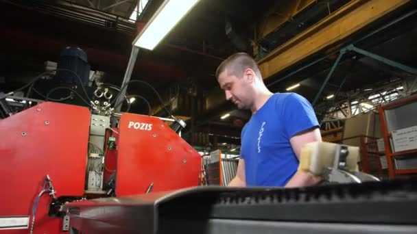 Trabajador controla la máquina que funciona con los detalles de los refrigeradores — Vídeos de Stock