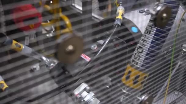 Equipo de línea de producción detrás de rejilla metálica en taller — Vídeo de stock