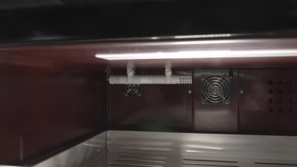 Vorbei am Kühlschrank mit Kühlsystem und Metallregal — Stockvideo