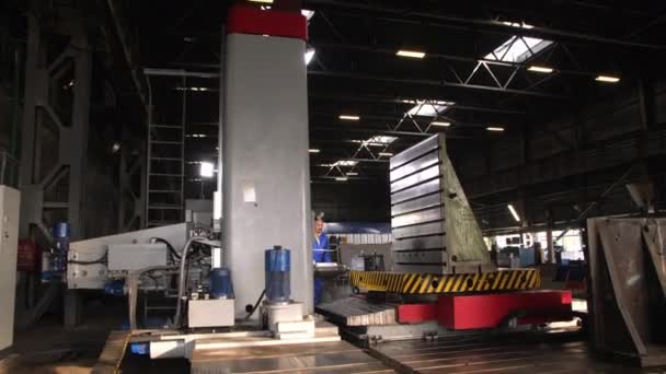 Reifer Arbeiter arbeitet mit Drehmaschine in Werkstatt — Stockvideo