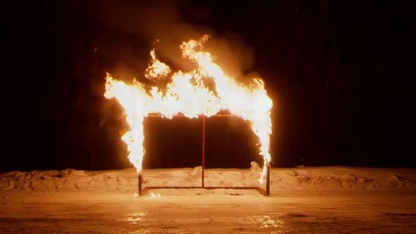 Mršina hokejové brány v hořícím plameni na ledové aréně