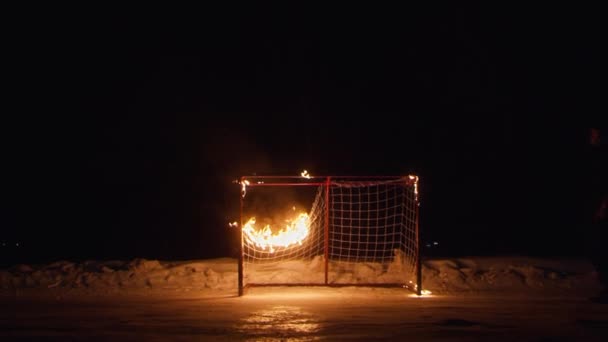 Rejilla textil de hokey gate quema en pista de hielo en la noche de invierno — Vídeo de stock