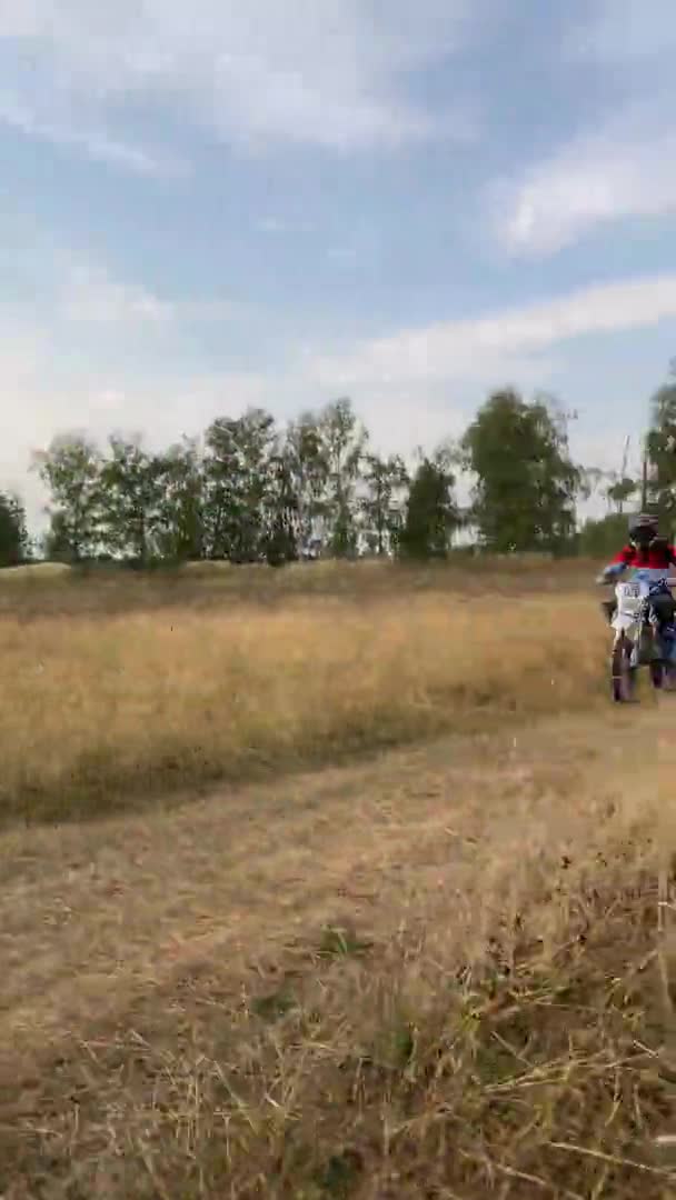 Guidatore cavalca veicolo attraverso il campo di erba secca durante il rally — Video Stock