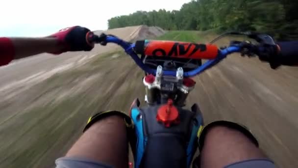Homem monta motocicleta em campo com grama na competição — Vídeo de Stock