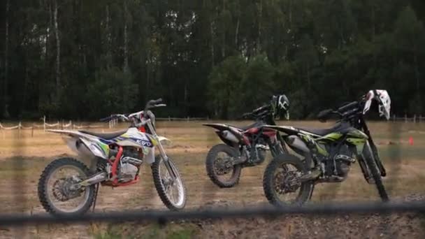 Grupo de puestos de motocicletas en terreno rural — Vídeo de stock