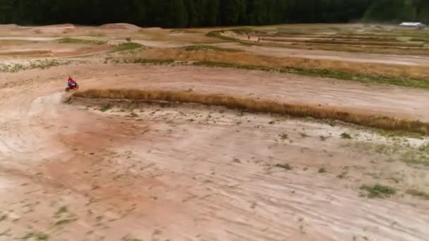 Motorradfahrer fährt mit Fahrzeug auf leerer staubiger Strecke — Stockvideo