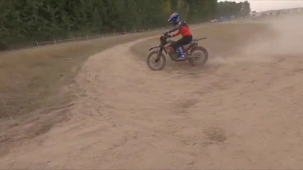 Человек ездит на спортивном мотоцикле оставляя пыльные следы вдоль дороги — стоковое видео