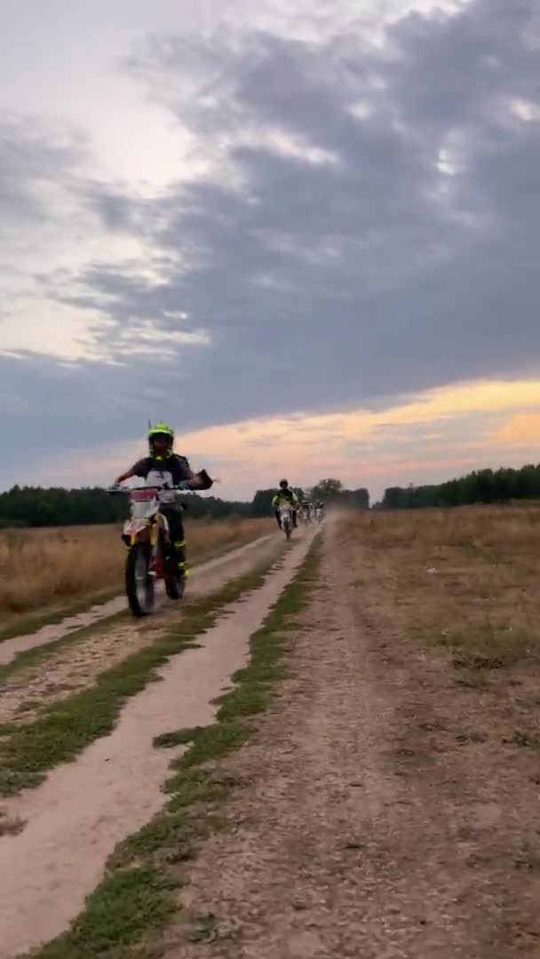 Sportoló zászlóval motorkerékpár vezet csapat kollégák — Stock videók