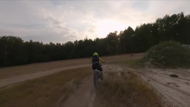 Rowerzysta jeździ motocyklem po skomplikowanym torze wiejskiej drogi — Wideo stockowe