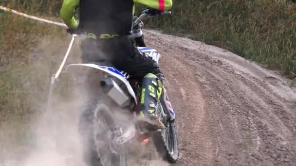 Motorista habilidoso monta moto esportiva colina acima no rali — Vídeo de Stock