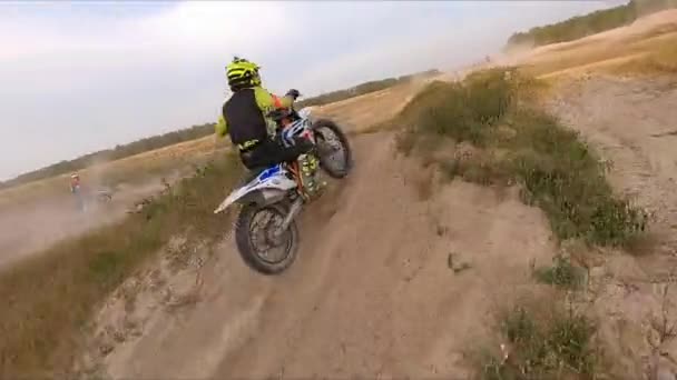 Il conducente guida il veicolo lungo la strada sporca prendendo parte alle corse — Video Stock