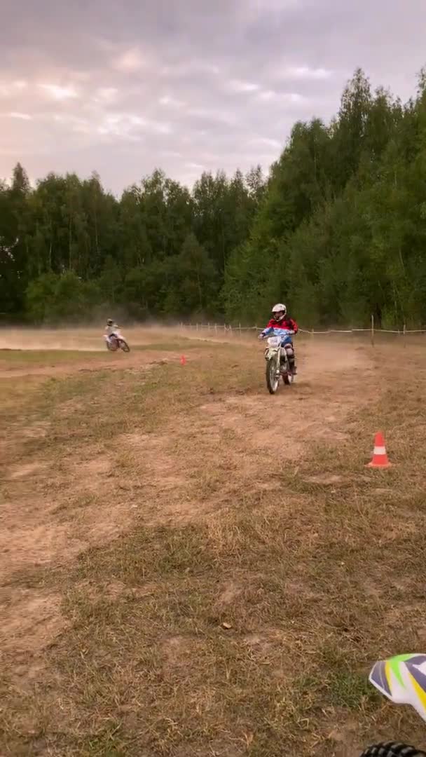 Homem anda de moto para clubmates com veículos contemporâneos — Vídeo de Stock