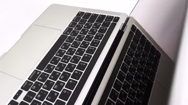 Notebook computer met blanco scherm op witte tafel — Stockvideo