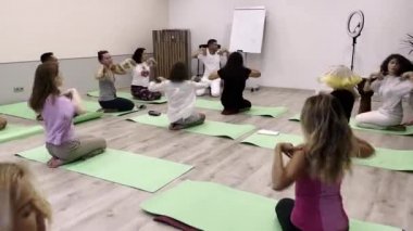 Öğretmeni olan uygulayıcılar sanal soluk alma egzersizi yapıyor.