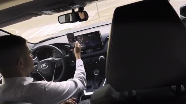 Muž řidič na videokall sedí v autosalonu na ulici — Stock video