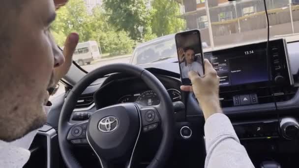 Man neemt video op met smartphone in auto op straat — Stockvideo