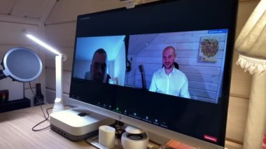 İş adamı çevrimiçi konferansta meslektaşıyla konuştu