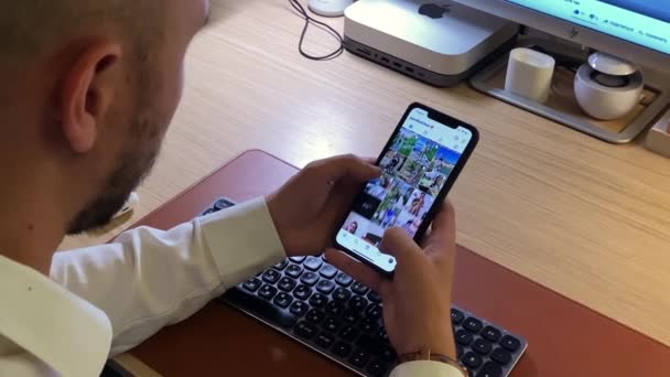 Lepotilassa mies katsoo kuvia sosiaalisessa mediassa työpaikalla — kuvapankkivideo