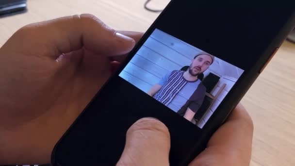 Ο άνθρωπος παρακολουθεί βίντεο από εκπαιδευτή επιχειρήσεων στο smartphone — Αρχείο Βίντεο